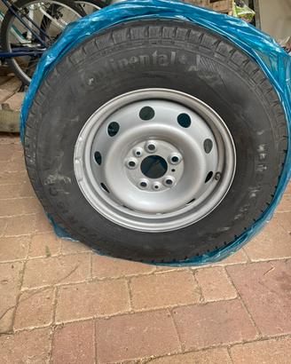 Cerchio in ferro completo di gomma da 15”