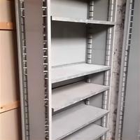 Scaffali in metallo con ripiani
