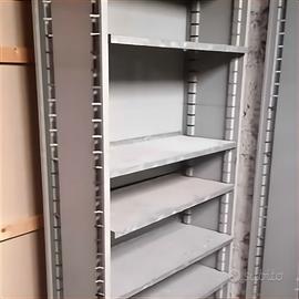 Scaffali in metallo con ripiani