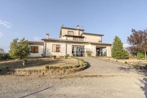 Villa indipendente con 5.000 mq di parco a Viterbo