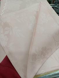 Tovaglia rosa rotonda 8 persone con 8 tovaglioli.