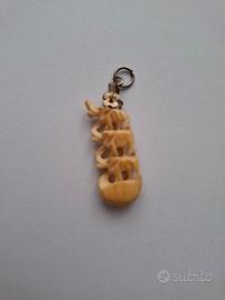 Ciondolo in osso intagliato con 3 elefanti