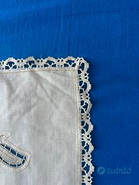 Tovaglietta in lino con pizzo di Cantù