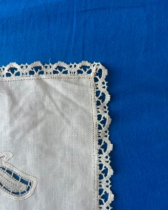 Tovaglietta in lino con pizzo di Cantù