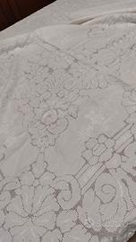 tovaglia interamente ricamata a mano 
