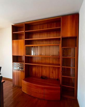 Parete attrezzata di design in legno con vetrine