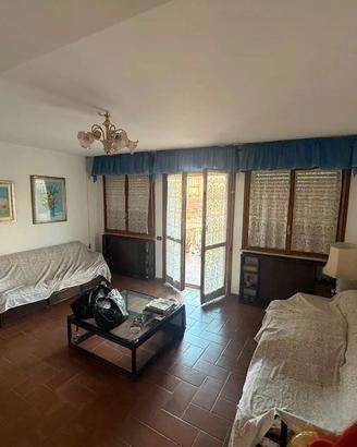 Guidonia trilocale arredato con terrazzo