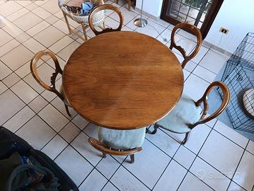 tavolo da pranzo e sedie