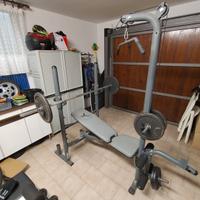 Panca piana con rack, lat machine e leg curl