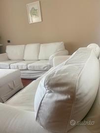 Coppia divani bianchi con puff