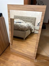 Specchio con cornice in legno