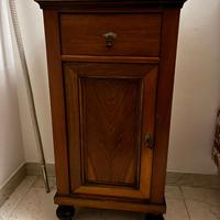 Comodino in legno stile antico