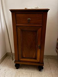 Comodino in legno stile antico