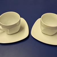2 tazzine da caffè bianche moderne con piattino
