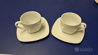 2 tazzine da caffè bianche moderne con piattino