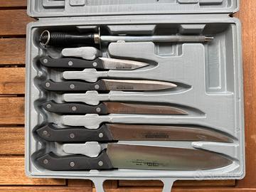 Set di coltelli con tagliere e affilacoltelli