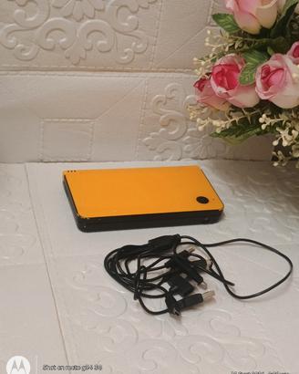 Nintendo DSi XL giallo