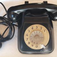 Antico telefono nero in bachelite