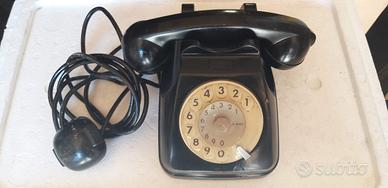 Antico telefono nero in bachelite