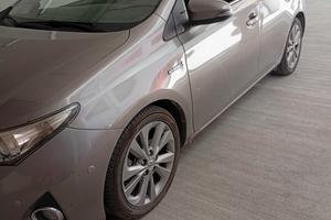 Toyota Auris Hybrid 