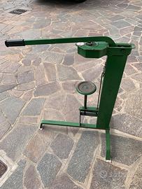 Tappatrice a leva per tappi in sughero