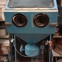 Sabbiatrice con serbatoio a pressione e aspiratore