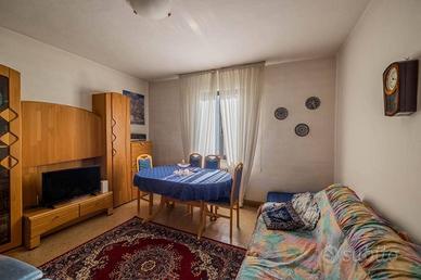 Casa bifamiliare con giardino e potenziale di ampl