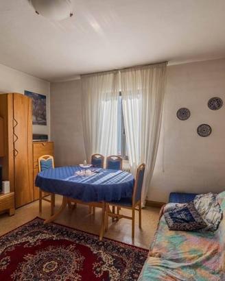 Casa bifamiliare con giardino e potenziale di ampl