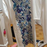 Vestito bianco con fiori azzurri con coprispalle