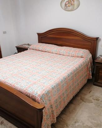 Camera matrimoniale in legno. Stile classico