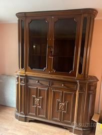 Mobile in legno di noci con vetrina