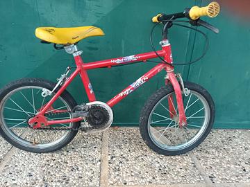 Bicicletta rossa da bimbo (4-6 anni)