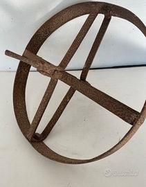 Antica ruota in ferro