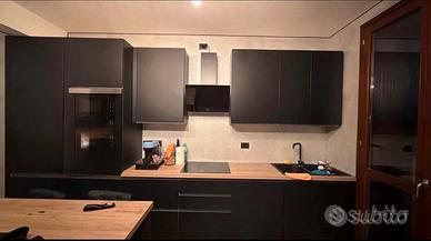 cucina completa di elettrodomestici