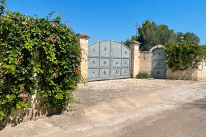 Villa immersa nel verde della Valle della Cupa