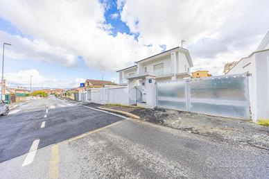 PORZIONE DI BIFAMILIARE A ROMA