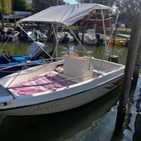 Barca con motore