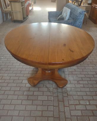 cucina vintage con tavolo rotondo