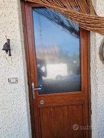 Porta d’ingresso in legno; vetro antisfondamento c
