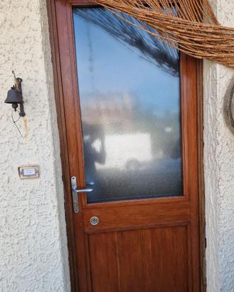 Porta d’ingresso in legno; vetro antisfondamento c