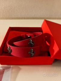 Bracciale Ferrari in pelle con borchie cavallino