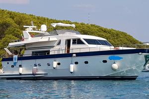 Fascinoso yacht con 5 bagni 4cabine 2 cucine VTR