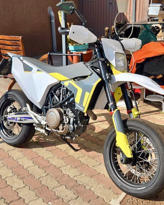 Husqvarna 701 super motard