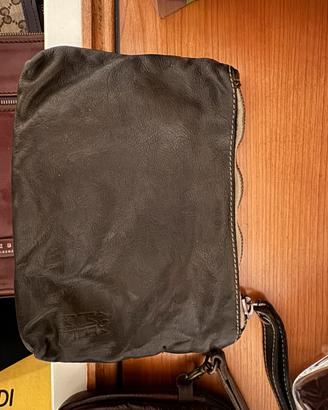 Pochette e portafoglio in pelle