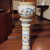 Colonna con vaso Deruta