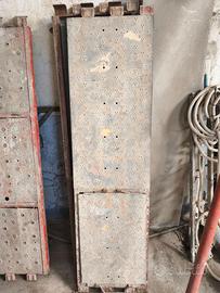 Tavole da ponteggio con botola