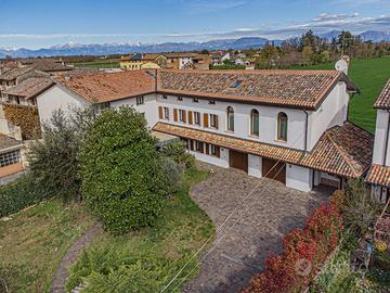 BIFAMILIARE COMPOSTA DA DUE UNITA' CON GIARDINO...