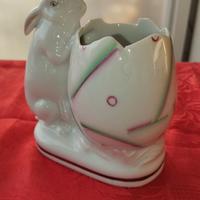 Scultura in ceramica vintage coniglio vicino uovo