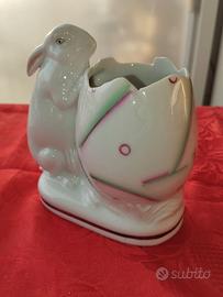 Scultura in ceramica vintage coniglio vicino uovo