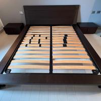 Letto matrimoniale e due comodini